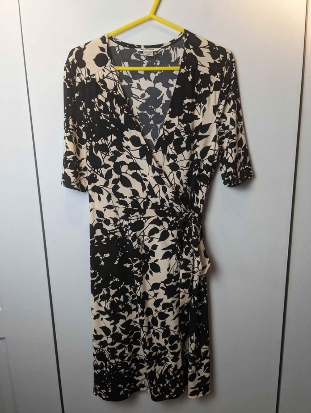 NYGARD Collection Wallet Dress Beige And Black Floral Size M Or 10-12